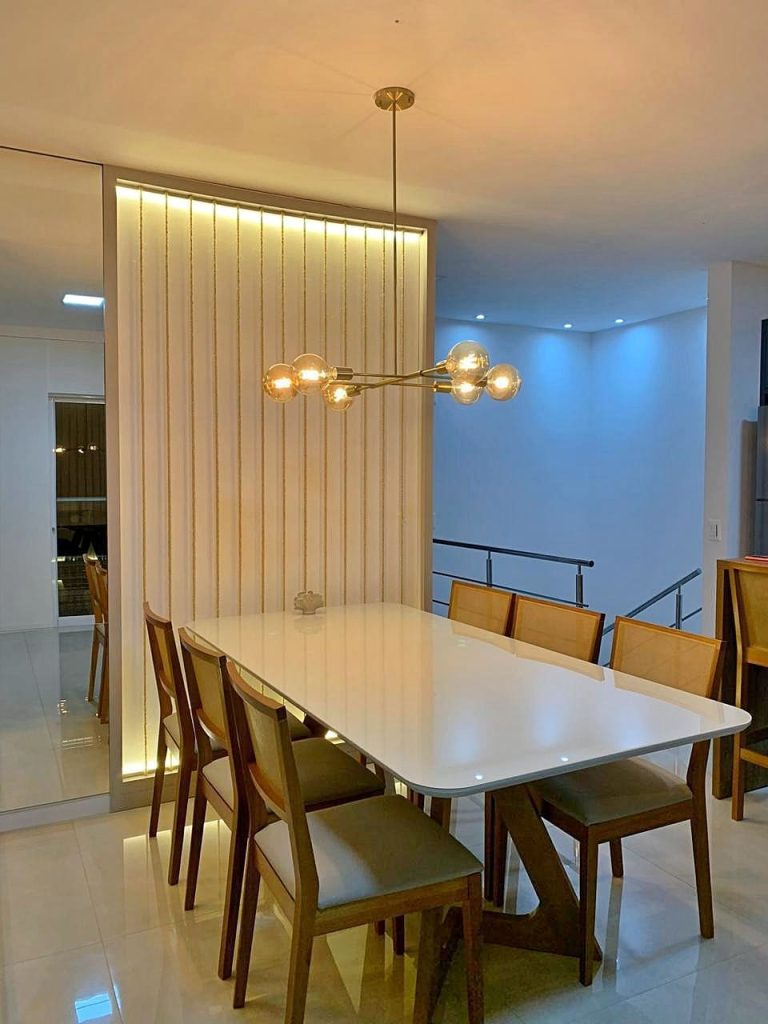 Mesa sob medida e painel sala de estar