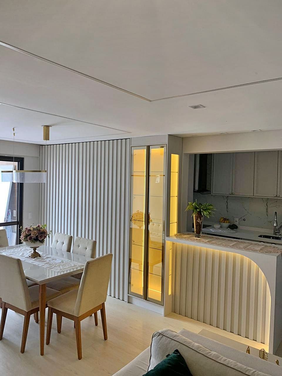 Cozinha planejada e sala de estar